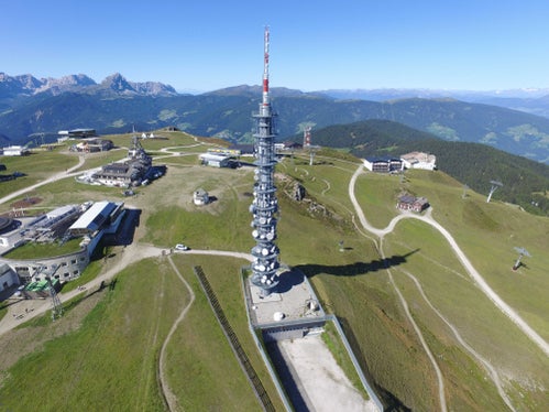 Die RAS legt ein besonderes Augenmerk auf den Bau gemeinsamer Senderstandorte, die eine effiziente Nutzung der Infrastruktur für alle Kommunikationsanbieter ermöglichen.  Im Bild: der Senderstandort Kronplatz (Foto: RAS)