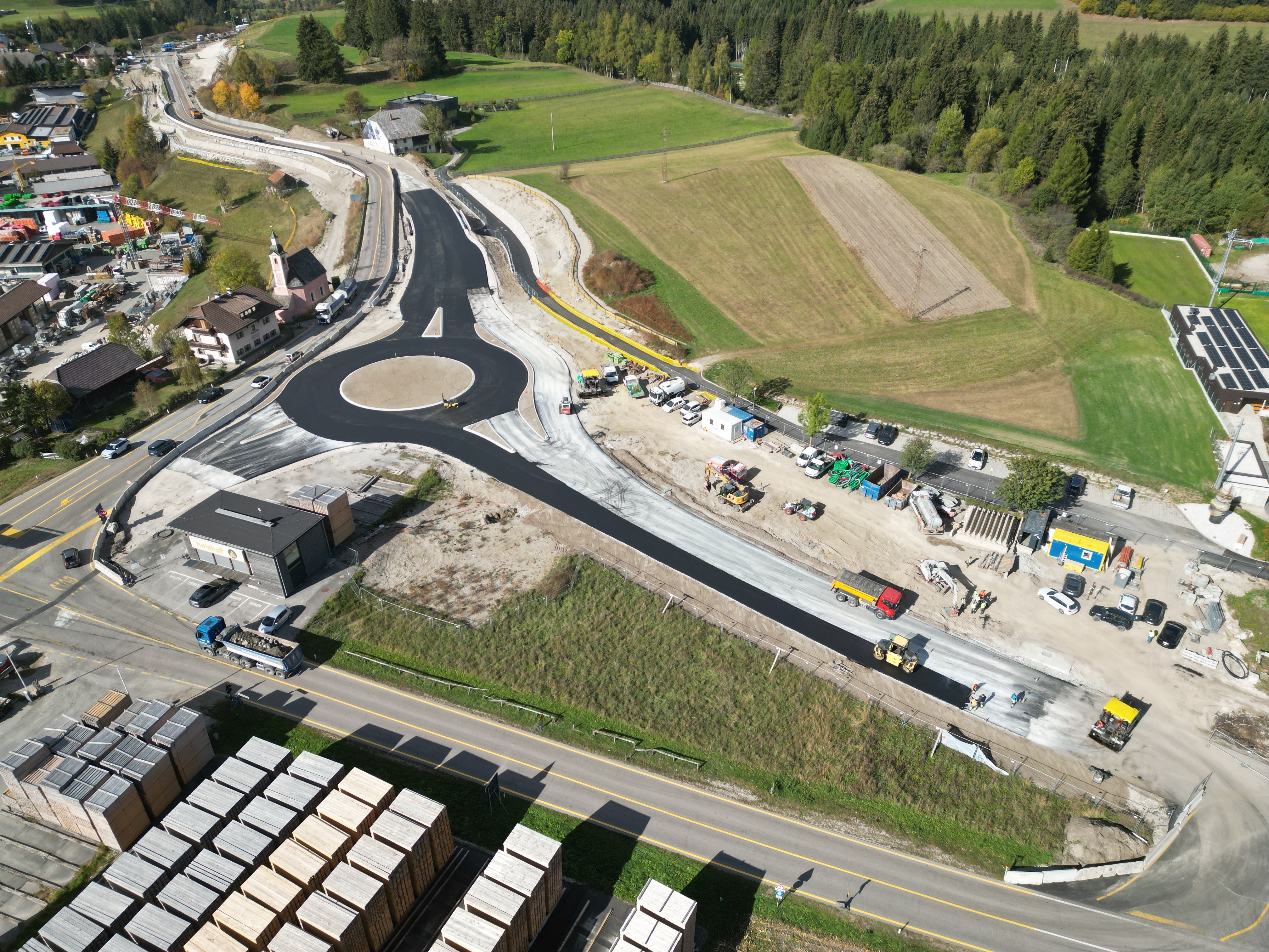Der neue Kreisverkehr in Rasen-Antholz wird am 30. Oktober offiziell für den Verkehr freigegeben. An der Eröffnung nehmen Mobilitäts- und Infrastrukturlandesrat Daniel Alfreider und der Bürgermeister von Rasen-Antholz, Thomas Schuster, teil. Im Bild sind die letzten Arbeiten vor der Verkehrsfreigabe zu sehen. (Foto: LPA/Ressort Infrastrukturen und Mobilität)