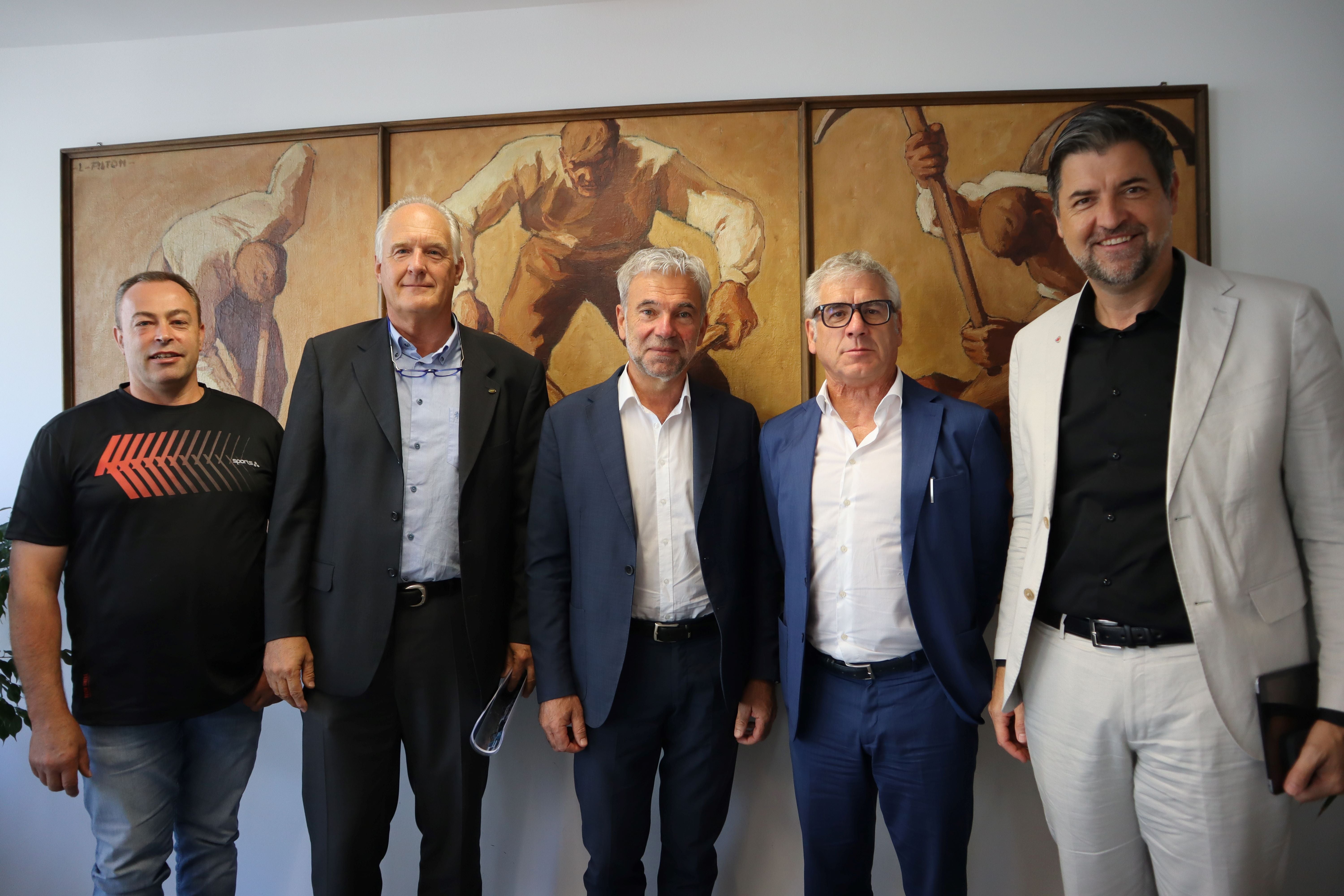 I due rappresentanti dei gestori di campeggi con il presidente Thomas Rinner, l'assessore provinciale al Turismo Arnold Schuler, il presidente del Consorzio dei Comuni, Andreas Schatzer, e il consigliere provinciale Helmut Tauber durante l'incontro odierno (Foto: ASP/Noemi Prinoth)