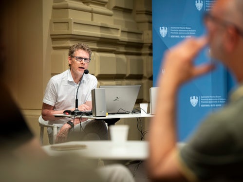 Mit Passion: der für das Musikarchiv zuständige Mitarbeiter des Landesamtes für Film und Medien Martin Silbernagl. (Foto: LPA/Fabio Brucculeri)