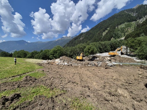 Im Steinzgerbach in Antholz-Obertal wurden etwa 20.000 Kubikmeter Material mobilisiert und verlegten bei der Mündung den Antholzerbach; die Wildbachverbauung hat mit den Aufräum- und Wiederherstellungsarbeiten begonnen. (Foto: LPA/Amt für Wildbach- und Lawinenverbauug Ost in der Agentur für Bevölkerungsschutz)