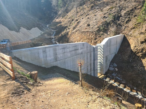 Dall'anno scorso, l'Ufficio provinciale Sistemazione bacini montani Sud sta lavorando alla costruzione di una briglia di trattenuta nel torrente Campiglio a monte del maso Stauderhof che, una volta completata in primavera, sarà in grado di trattenere 11.500 metri cubi di materiale detritico. (Foto: Ufficio provinciale Sistemazione bacini montani Sud)