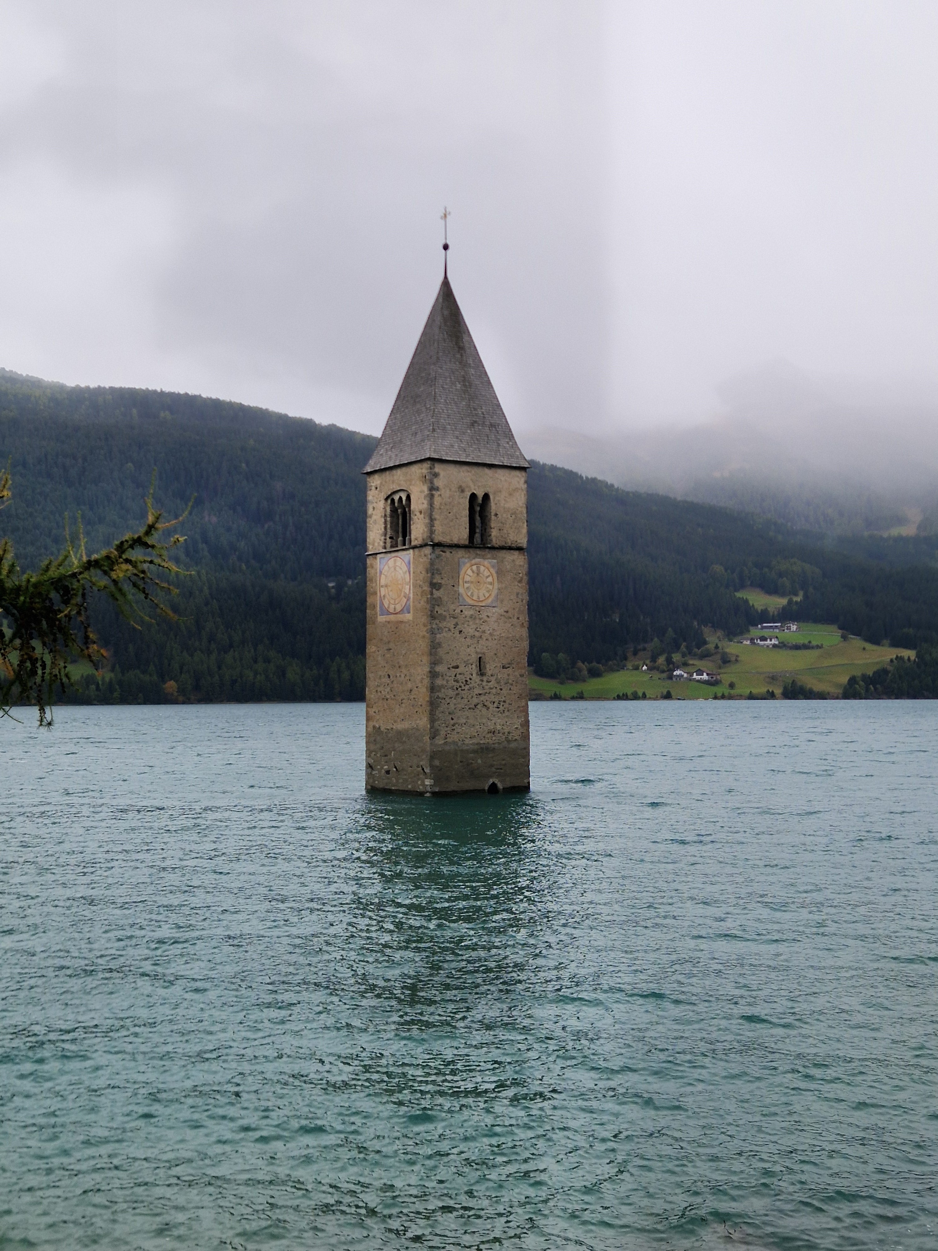 Das Areal vor dem Kirchturm im Reschensee soll aufgewertet werden: Die Landesregierung hat das Raumprogramm und die Kostenschätzung für das Bauvorhaben genehmigt. (Foto: LPA/Gianluca Crocco)