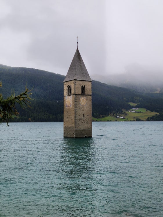 Das Areal vor dem Kirchturm im Reschensee soll aufgewertet werden: Die Landesregierung hat das Raumprogramm und die Kostenschätzung für das Bauvorhaben genehmigt. (Foto: LPA/Gianluca Crocco)