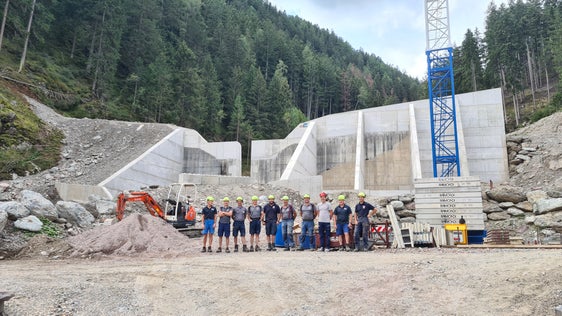 Lungo il Rio Deserto, a nord di Sarentino, la squadra di Albert Premstaller (nella foto) ha innalzato una briglia esistente, migliorando così la protezione dalle inondazioni (Foto: ASP/Ufficio Sistemazione bacini montani Nord)