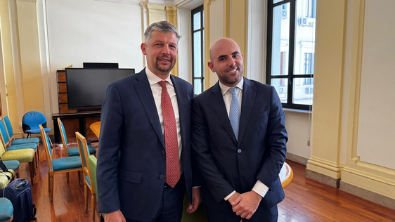 Alfreider (a man ciampa) cun le sotsecreter de Stat al Minister dles Infrastrotöres y Trasporc (MIT), Tullio Ferrante. (Retrat: USP/Departimënt Infrastrotöres y Mobilité)