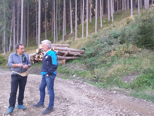 Il sindaco di Vipiteno Peter Volgger ha accompagnato l'assessore alla Protezione civile Arnold Schuler durante il sopralluogo ai cantieri idraulici. (Foto: Agenzia Protezione civile/Maja Clara)