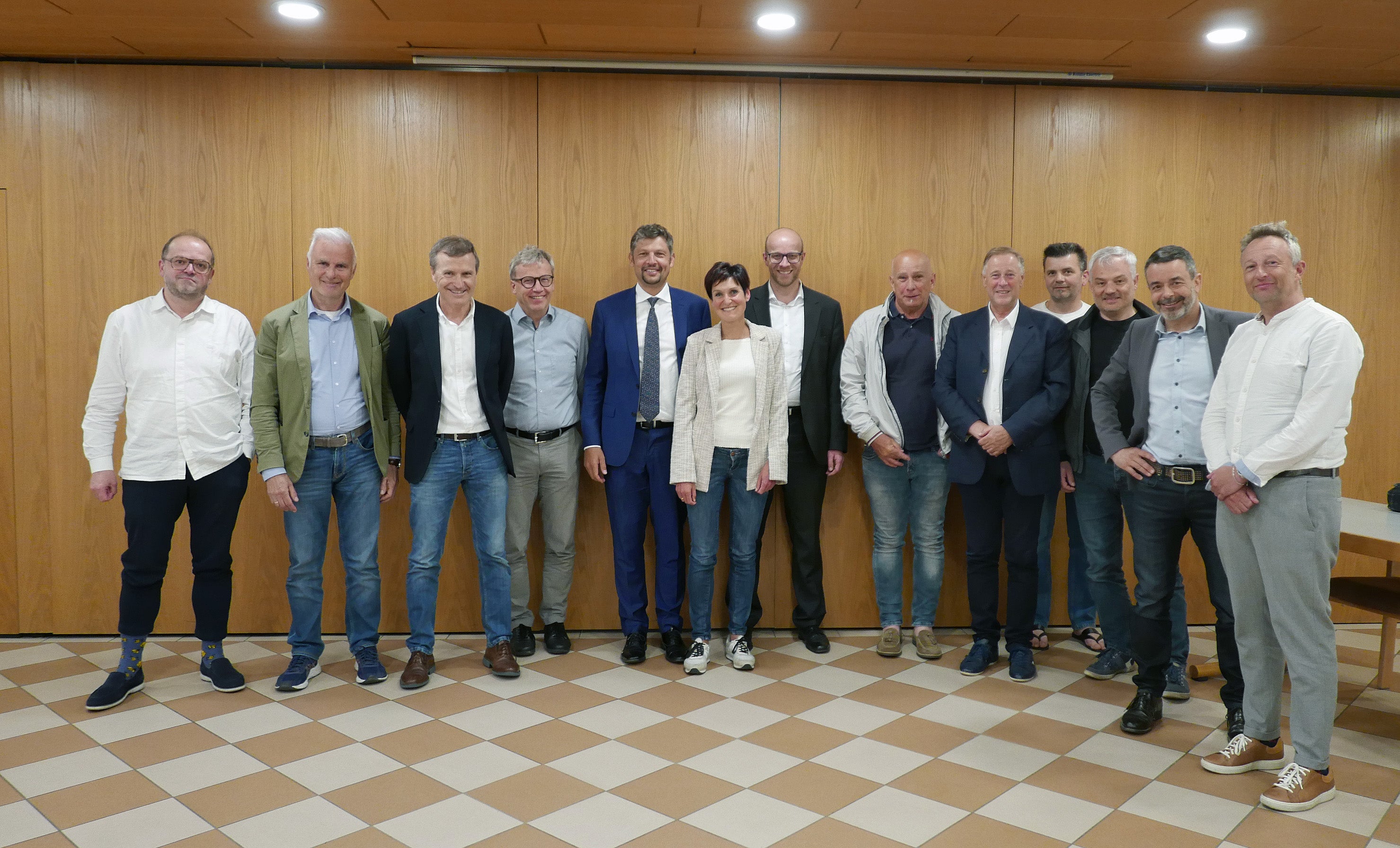 Incontro sulla mobilità in Alta Val d'Isarco: l'assessore provinciale Alfreider (quinto da sinistra) e il direttore della STA Dejaco (secondo da destra) con la presidentessa della Comunità comprensoriale Reinhalter (sesta da sinistra) e i rappresentanti dei Comuni e dei gruppi d'iniziativa (Foto: LPA/Ingo Dejaco)