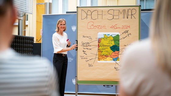 Al centro dello scambio professionale vi erano temi di attualità relativi alla gestione e allo sviluppo del personale: nella foto Margit Laimer, dell'Ufficio provinciale Sviluppo personale. (Foto: USP/Fabio Brucculeri)