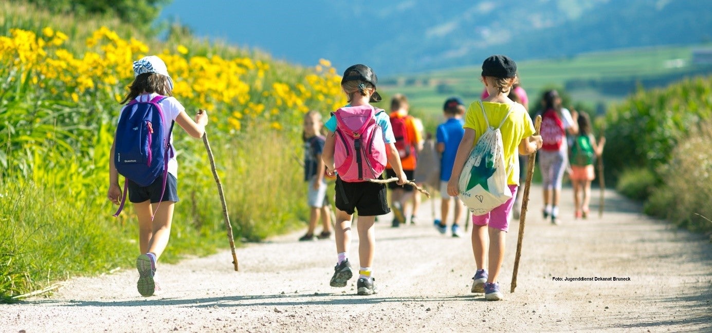 Nelle prossime settimane, quasi 500 offerte attendono bambini e ragazzi in tutto l'Alto Adige. L'assistenza estiva è un'offerta importante per le famiglie, afferma l’assessora Deeg (Foto: Servizio giovani del decanato di Brunico)
