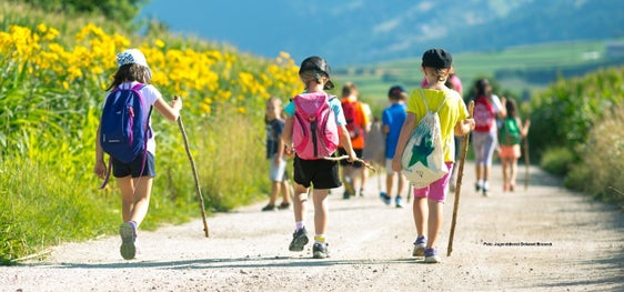 Nelle prossime settimane, quasi 500 offerte attendono bambini e ragazzi in tutto l'Alto Adige. L'assistenza estiva è un'offerta importante per le famiglie, afferma l’assessora Deeg (Foto: Servizio giovani del decanato di Brunico)