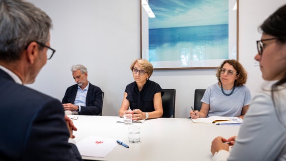 Il presidente della Provincia Arno Kompatscher (da sinistra) ha avuto uno scambio di opinioni con il console generale François Bonet, l’ambasciatrice Anne Marie Descôtes e la console onoraria Maria Emanuela de Abbondi (a destra: la segretaria particolare del presidente della Provincia Arno Kompatscher, Silvia Obwexer). (Foto: USP/Fabio Brucculeri)