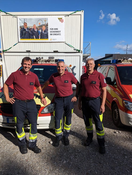 "Für Ihre Sicherheit im Einsatz": Die Bozner Berufsfeuerwehrmänner Markus Fill, Stefan Tischler und Georg Schöpf (von links) haben beim diesjährigen Oktoberfest die Münchner Kollegen ergänzt. (Foto: LPA/Berufsfeuerwehr Bozen)