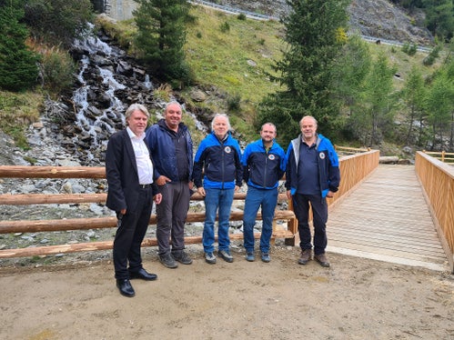 Lobten die Arbeiten: (v.l.) Bürgermeister von Martell, Georg Altstätter, mit Vorarbeiter Hansjörg Stricker, dem Direktor des Funktionsbereichs Wildbachverbauung Fabio De Polo, Baustellenleiter Florian Nössing und dem Direktor des Landesamtes für Wildbachverbauung West Peter Egger. (Foto: LPA/Landesamt für Wildbach- und Lawinenverbauung West)