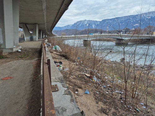 Das Amt für Wildbach- und Lawinenverbauung Süd hat in Zusammenarbeit mit der Gemeinde Bozen, der Brennerautobahn AG A22, der Stadtpolizei und dem für Umwelthygiene zuständigen Dienstleister Seab umfangreiche Müllsammlungsarbeiten an den Ufern des Eisacks in Bozen durchgeführt. (Foto: LPA/Amt für Wildbach- und Lawinenverbauung Süd in der Agentur für Bevölkerungsschutz)