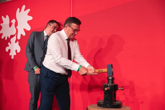 Euregio-Präsident Platter prägt eine Euregio-Gemeindemünze. (Foto: Land Tirol/Sedlak)