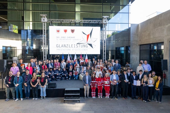 In totale, 21 persone, otto progetti e un progetto transfrontaliero dell'Euregio Tirolo-Alto Adige-Trentino sono stati premiati in occasione della cerimonia di consegna del premio “Prestazione d'eccellenza - il volontariato giovanile” a Bolzano. (Foto: USP/Bernhard Aichner)
