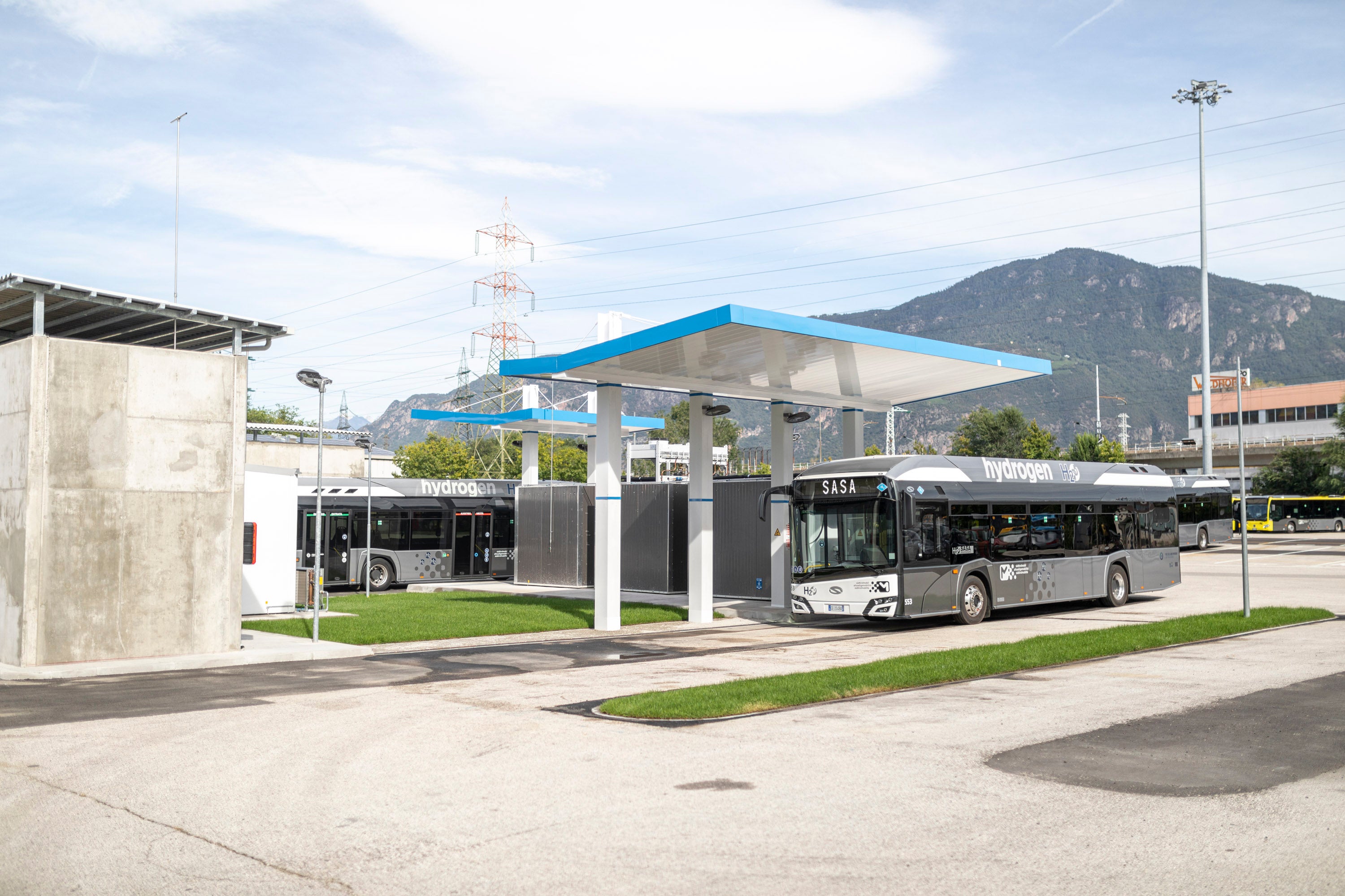 Eine Tankstelle für wasserstoff- und elektrobetriebene Fahrzeuge (im Bild die Wasserstofftankstelle der Sasa in Bozen) soll in Dietenheim (Bruneck) entstehen. (Foto: Armin Huber)