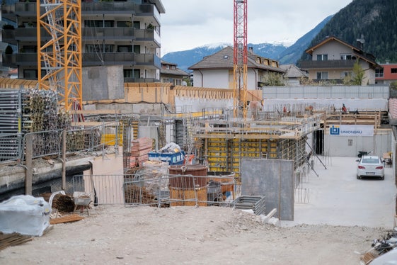 I 34 nuovi appartamenti dell'area De Cobelli a Brunico dovrebbero essere completati entro l'autunno del 2025. (Foto: ASP/Lukas Forer) 