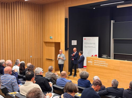 Sul palco: da sinistra il preside di Ingegneria Andrea Gasparella, il rettore della Libera Università di Bolzano Alex Weissensteiner e il direttore generale dell'ateneo Günther Mathà. (Foto: USP/unibz)