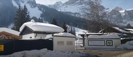 Der Eingangsbereich des Villaggio Alpino "Tempesti" in Corvara (Foto: LPA/YouTube)
