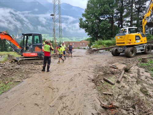 Freiwillige Feuerwehren, Berufsfeuerwehr und Wildbachverbauung sind im Einsatz, nachdem ein Seitenbach des Trenserbachs über die Ufer getreten ist. (Foto: LPA/Landesamt für Wildbach- und Lawinenverbauung Nord/Jan Kobald)