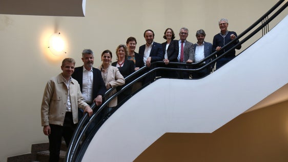 Der Kulturbeirat nach seiner ersten Sitzung (von links): Josef Bertignoll, Alexander Zoeggeler, Sabine Gamper, Christine Helfer, Claudia Plaikner, Landesrat Philipp Achammer, Amtsdirektorin Angelika Gasser, Anton Walther von Herbstenburg, Peter Schwienbacher, Heinrich Walder; auf dem Bild fehlen Margareth Lun, Florian Pallua, Margot Schwienbacher, Hans-Christof von Hohenbühel und Pepi Ploner. (Foto: LPA/Nicole Abler) 