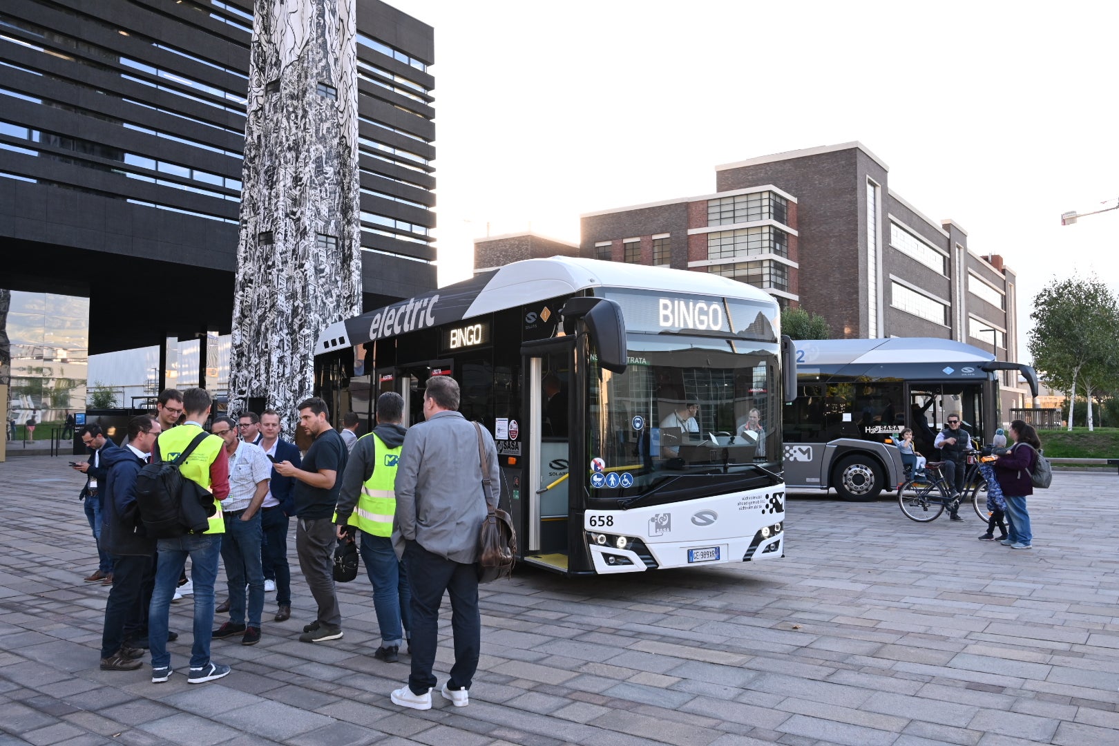 Gli esperti del settore della mobilità pubblica si confrontano a Bolzano nel seminario “Bingo. Digitalizzazione altoatesina attraverso la standardizzazione” in corso al NOI Techpark (Foto: STA/Tessaro) 