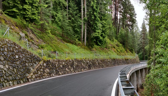Grazie ai lavori effettuati, è migliorata notevolmente la percorribilità della strada provinciale 132 San Valentino in Campo-Nova Levante. (Foto: ASP/Ufficio tecnico strade centro/sud)