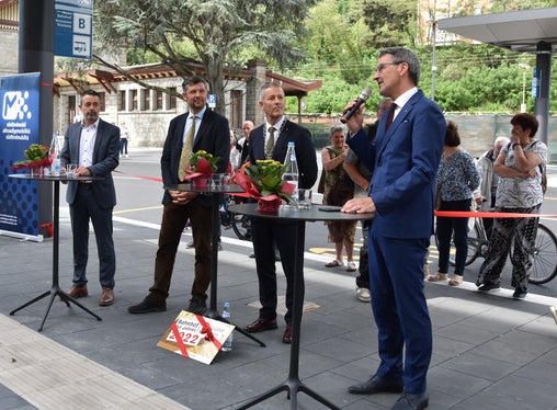 Das neue Mobilitätszentrum ist eine wichtige Mobilitätsdrehscheibe für Brixen und fürs ganze Eisacktal, sagte LH Kompatscher bei der Feierstunde zur Eröffnung des neuen Mobilitätszentrums mit STA-Chef Dejaco (v.l.), LR Alfreider und BM Brunner. (Foto: LPA/Angelika Schrott)