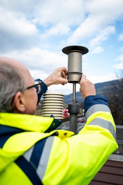 Die Landesagentur für Umwelt und Klimaschutz ist für die Überwachung der Luftqualität in Südtirol zuständig: Dazu steht ihr ein Messnetz mit 15 mobilen und fixen Messstationen im ganzen Land zur Verfügung. (Foto: LPA/Fabio Brucculeri)