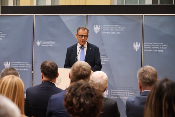 Direktor Franz Schöpf unterstrich die enge Zusammenarbeit mit lokalen Banken und Kapitalanlagegesellschaften, die Finanzierungen zu günstigen Bedingungen anbieten: Wir fördern Investitionen, die die Wettbewerbsfähigkeit unserer Betriebe stärken und ihnen den Weg in eine nachhaltige Zukunft öffnen. (Foto: LPA/Clara Masiero)