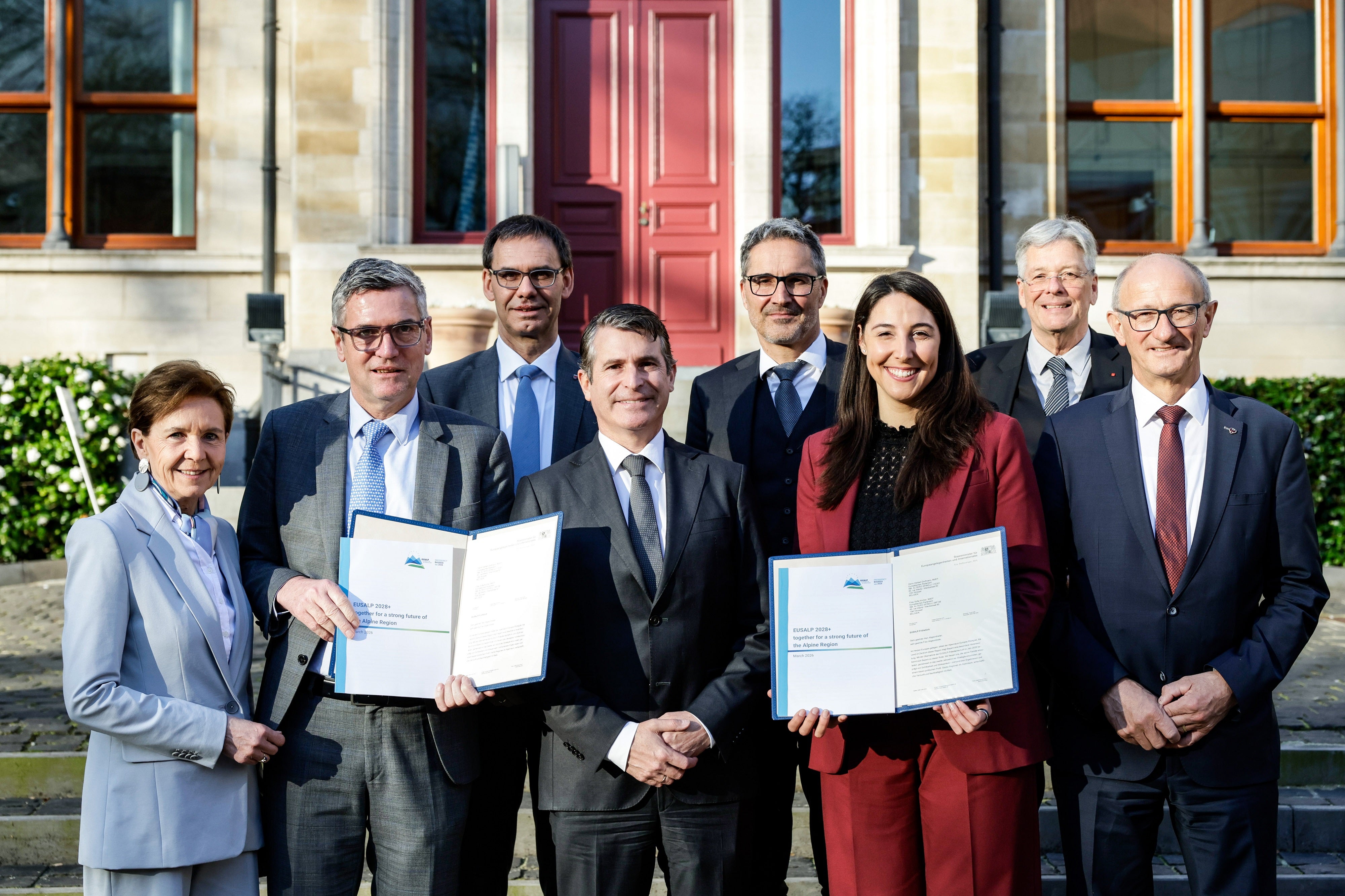 Die Zukunft der EU-Förderpolitik stand im Mittelpunkt eines Treffens  der Alpenländer und der Makroregionalstrategie EU Strategy for the Alpine Region (EUSALP) in der Vertretung des Freistaates Bayern bei der EU in Brüssel (von links): 
Brigitta Pallauf (Präsidentin des Salzburger Landtags), EU-Parlamentarier Herbert Dorfmann, Markus Wallner (Landeshauptmann Vorarlberg), Eric Beißwenger (Bayerischer Staatsminister für Europaangelegenheiten und Internationales), Landeshauptmann Arno Kompatscher, Sophia Kircher (Europaabgeordnete aus Tirol), Peter Kaiser (Landeshauptmann Kärnten) und Anton Mattle (Landeshauptmann Tirol). (Foto: LPA/bri/Iris Haidau)