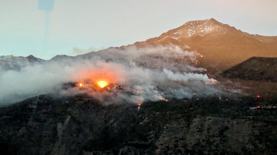 300 Feuerwehrleute bekämpften den Brand  am Vinschger Sonnenberg oberhalb von Latsch, bis 19 Uhr waren auch 5 Löschhubschrauber im Einsatz; über Nacht wird Brandwache gehalten. (Foto: Landesfeuerwehrverband)