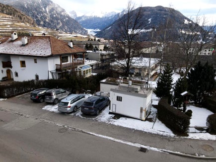 Dallo scorso dicembre è stata avviata una campagna di misura della qualità dell’aria anche nel comune di Vipiteno, grazie all’installazione di una stazione di monitoraggio in via Santa Margherita (Foto: APPA/Nadia Franzoi)