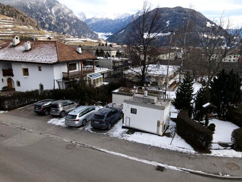 Seit Dezember 2022 überwacht die neue Luftmessstation in der Sterzinger St.-Margarethen-Straße die Luftqualität in Sterzing und im Wipptal. (Foto: Landesagentur für Umwelt und Klimaschutz/Nadia Franzoi)