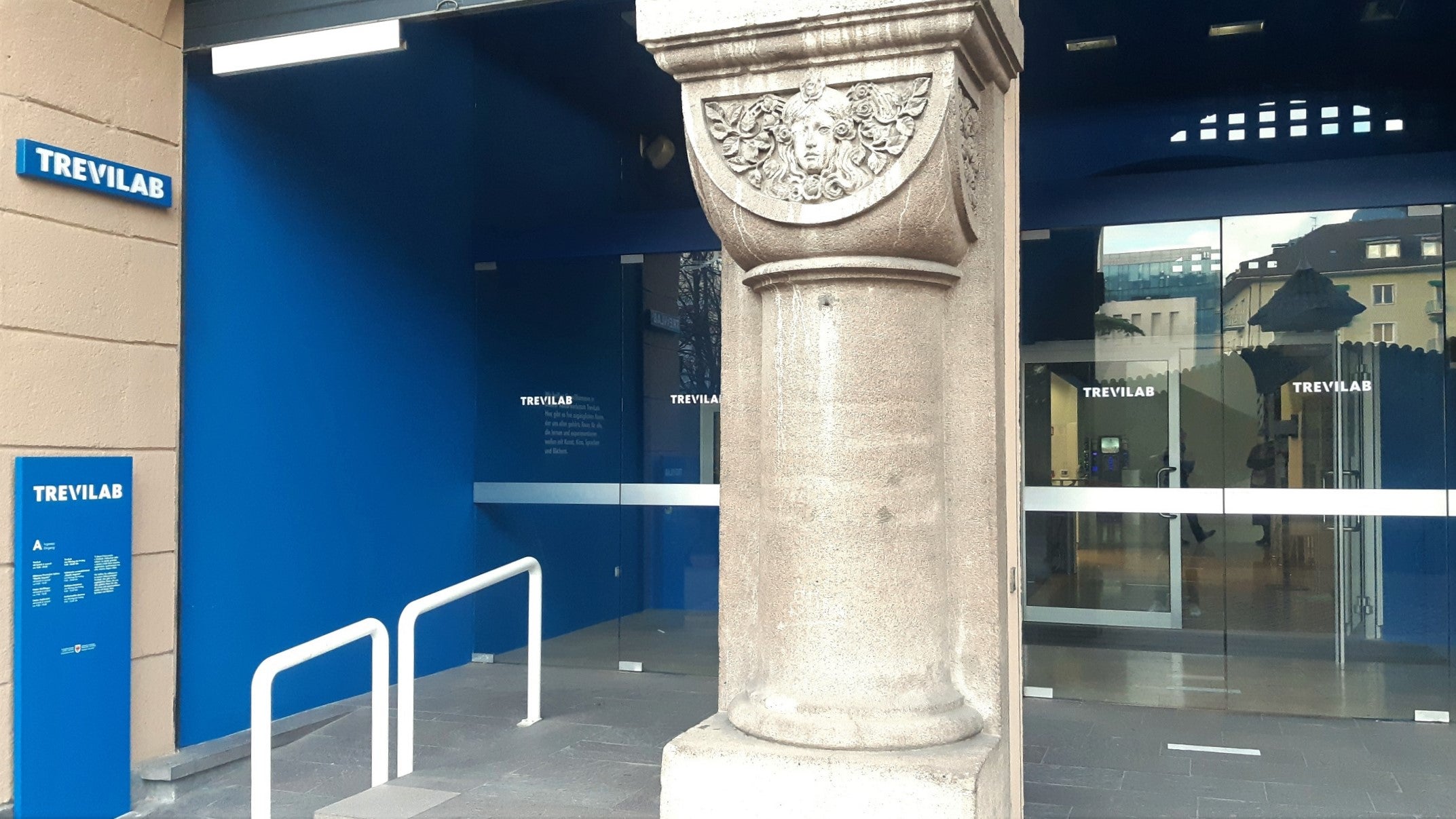 Das Kulturzentrum Trevi in Bozen (im Bild) und die Sprachenmediathek in Meran sind derzeit nur für Nutzerinnen und Nutzer mit einer 2G-Bescheinigung zugänglich. (Foto: LPA/Thomas Laconi)