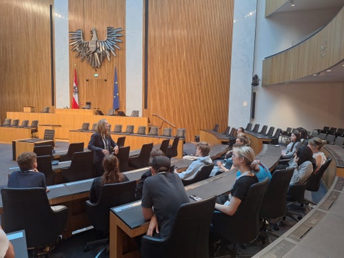 Rahmenprogramm beim Bundesredewettbewerb in Wien: Parlamentsführung (Foto: LPA/Landesamt für Jugendarbeit/Anita Demetz)
