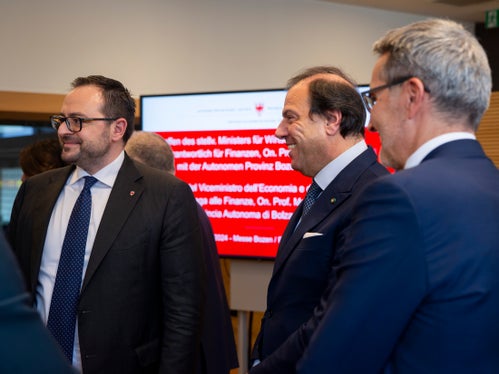 Da sinistra il vicepresidente Galateo, il viceministro Leo e il presidente Kompatscher (Foto: ASP/Fabio Brucculeri)