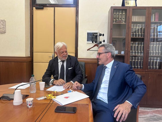 Il presidente della Provincia autonoma di Bolzano, Arno Kompatscher (a destra) a colloquio con l'amministratore delegato di Anas, Claudio Andrea Gemme: l'incontro si è tenuto il 2 settembre nella sede principale della società del Gruppo Ferrovie dello Stato Italiane, a Roma (Foto: USP)