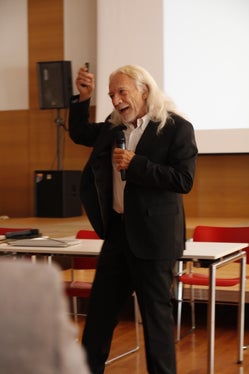 Il neurologo altoatesino Leopold Saltuari ha parlato degli effetti dell'infezione da Coronavirus (Foto: Direzione Istruzione e formazione tedesca/Verena Hilber)