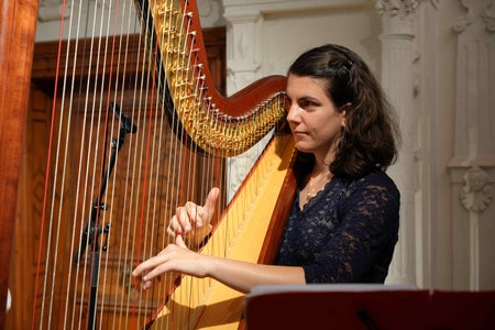 Ruth Morandi à cumpanià la Soirée dl’Euregio cun si arpa. (Foto: USP/Guido Steinegger)