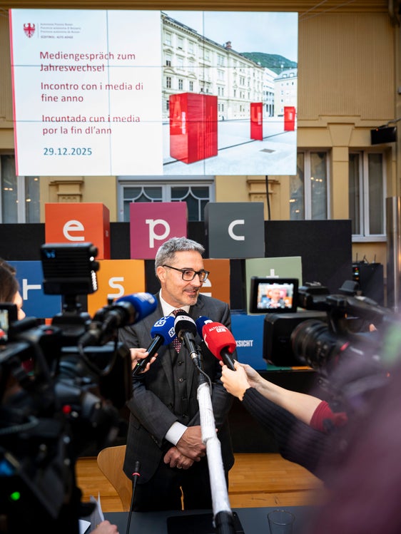 Landeshauptmann Arno Kompatscher unterstrich die Bedeutung des gesellschaftlichen Zusammenhalts: „Südtirol kann Herausforderungen wie demografischen Wandel, Fachkräftemangel oder Energiewende meistern, weil wir gemeinsam handeln. Diese Stärke gibt uns Grund, mit Zuversicht ins neue Jahr zu gehen.“ (Foto: LPA/Fabio Brucculeri)