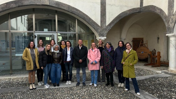 Arbeits-Landesrätin Magdalena Amhof (Fünfte von links) mit dem Team des Arbeitsvermittlungszentrums Schlanders und Mitarbeitern des Ressorts. (Foto: LPA/Ressort Europa, Arbeit und Personal)