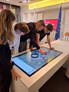 Kurator Christian Rainer (3. von links) erklärt Besuchenden der Euregio-Ausstellung die neuen Inhalte des neuen Olympia-Teils. (Foto: Euregio)