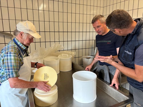 Produzione di formaggio (da sinistra): il casaro Josef Abertegger, l'assessore Luis Walcher e Bertram Stecher (Foto: USP/Dipartimento Agricoltura, Foreste, Turismo)