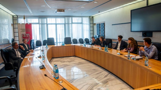 L'Associazione degli studenti sudtirolesi ha chiesto al presidente Kompatscher di creare le condizioni per uno scambio regolare fra tutte le istituzioni coinvolte nel settore degli alloggi a prezzi accessibili. Nella foto, il presidente Kompatscher con il direttore di Dipartimento, Ulrich Stofner (secondo da sinistra) (Foto: ASP/Fabio Brucculeri)