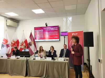 Elisa Bertò (Euregio) begrüßte unter anderem die Fachleute (v. l.) Anne Eppler, Maximilian Frisch, Alessia Setti, Esther Happacher und Jens Woelk. (Foto: Euregio) 