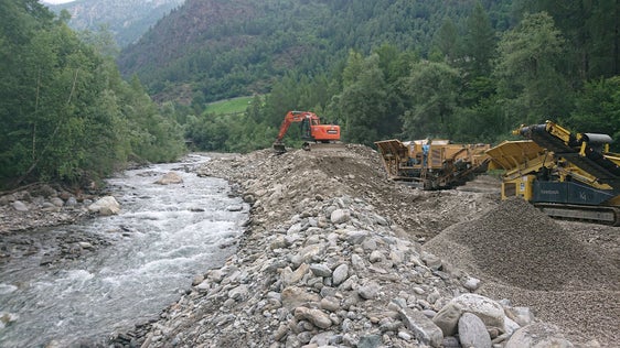 Per mantenere la capacità di stoccaggio è stato rimosso il materiale ciotoloso nell'area Nischler Sand (Foto: Agenzia per la protezione civile/Ufficio provinciale sistemazione bacini montani ovest/Martin Eschgfäller)