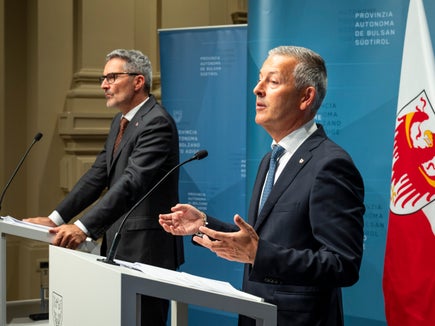 Il presidente Kompatscher e l'assessore provinciale Brunner hanno presentato oggi (10 settembre) un pacchetto di misure per l'edilizia abitativa a prezzi accessibili. (Foto: USP/Fabio Brucculeri)